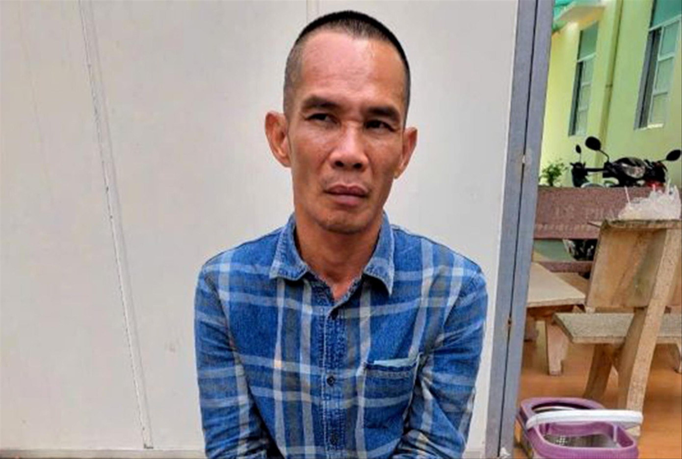 Đối tượng Lê Thanh Điền (trú tỉnh Sóc Trăng) có 2 tiền án, sau khi sử dụng ma túy, lên cơn "ngáo đá" dùng dao kề vào cổ bắt một người dân địa phương làm con tin vào tháng 4/2025