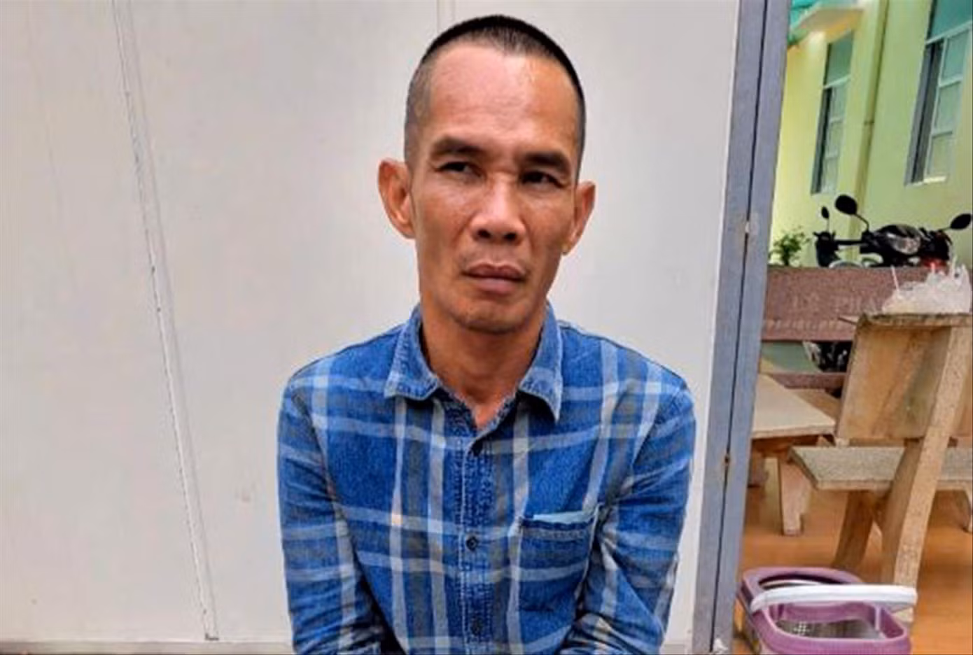 Đối tượng Lê Thanh Điền (trú tỉnh Sóc Trăng) có 2 tiền án, sau khi sử dụng ma túy, lên cơn "ngáo đá" dùng dao kề vào cổ bắt một người dân địa phương làm con tin vào tháng 4/2025