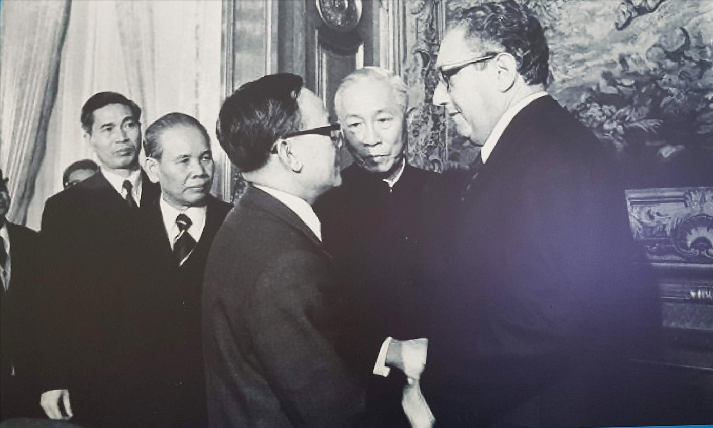 Cố vấn Lê Đức Thọ (thứ 2 từ phải sang) và Henry Kissinger bắt tay nhau sau khi ký Hiệp định Paris Ảnh: T.L