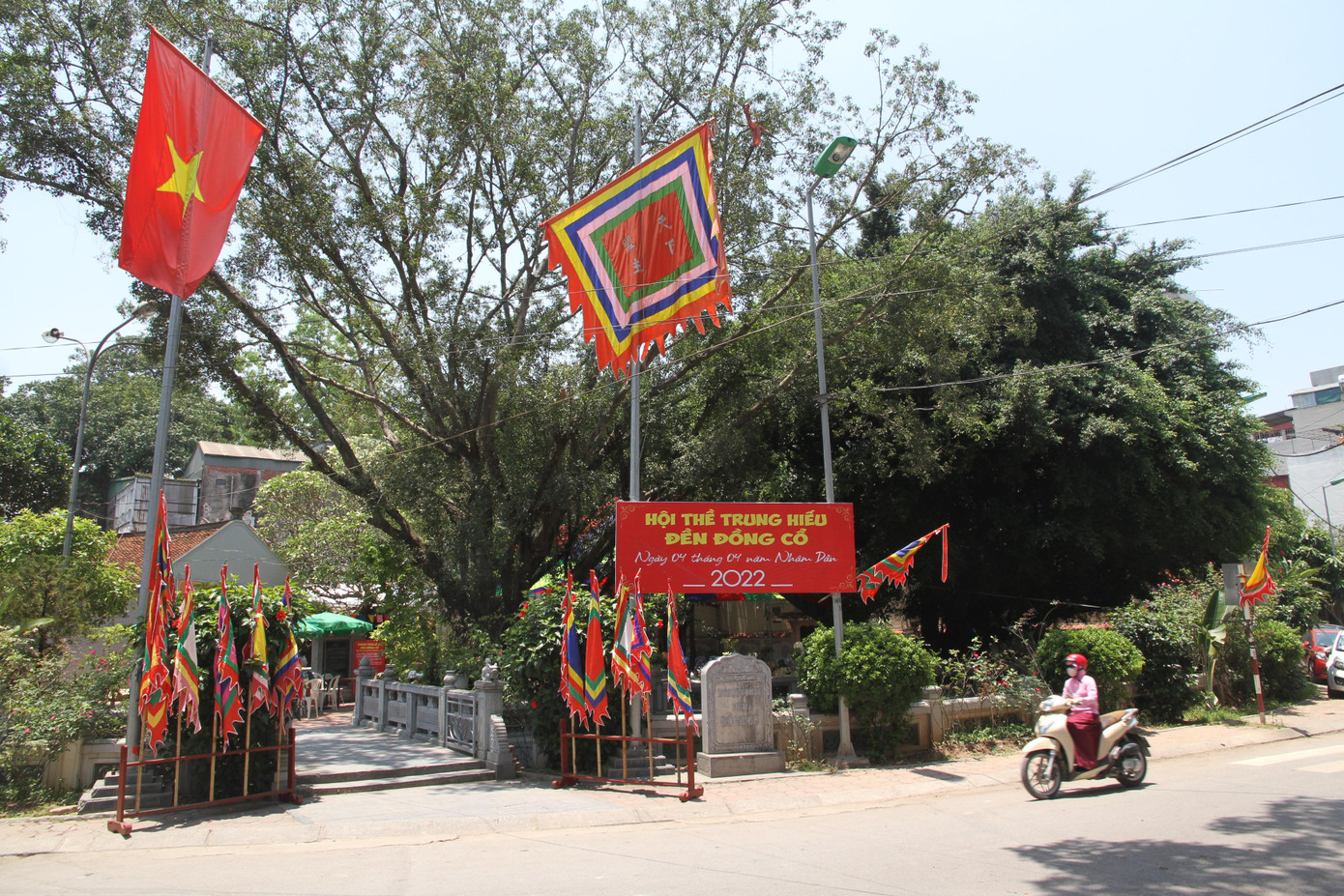 Đền Đồng Cổ nhìn từ phía đường Thụy Khuê. Ảnh: N.M.Hà Đền Đồng Cổ nhìn từ phía đường Thụy Khuê. Ảnh: N.M.Hà