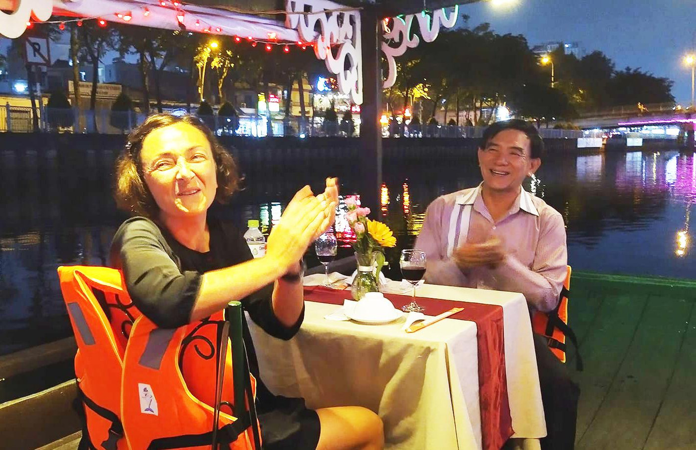 Du khách nước ngoài khám phá Nhiêu Lộc- Thị Nghè về đêm