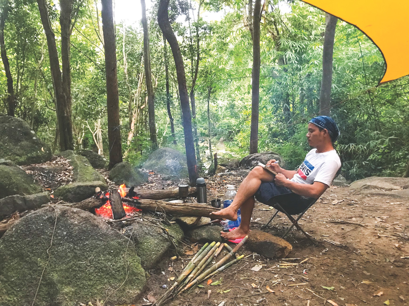 Trần Thiện Nhứt trong một chuyến đi rừng, hầu hết tác phẩm của anh đều lấy cảm hứng từ rừng