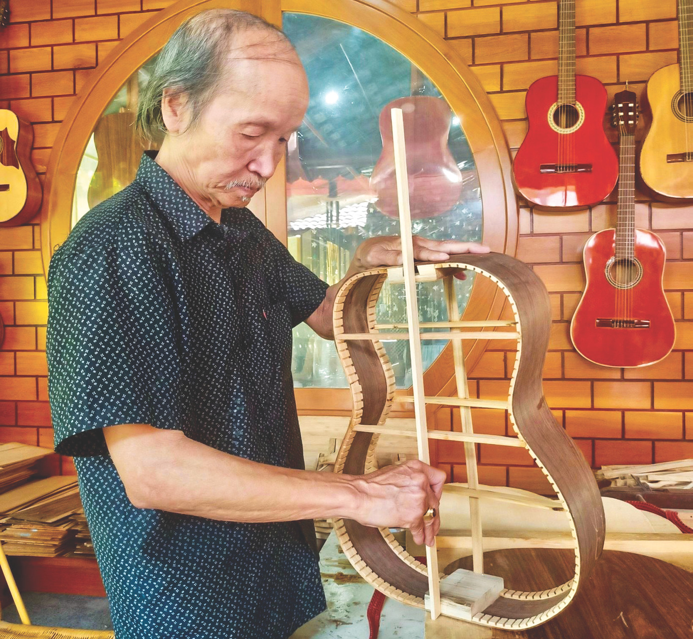 Nghệ nhân Lưu Hoàng Quý vẫn đang mong mỏi có người nối nghiệp mình Ảnh: CÔNG HOAN