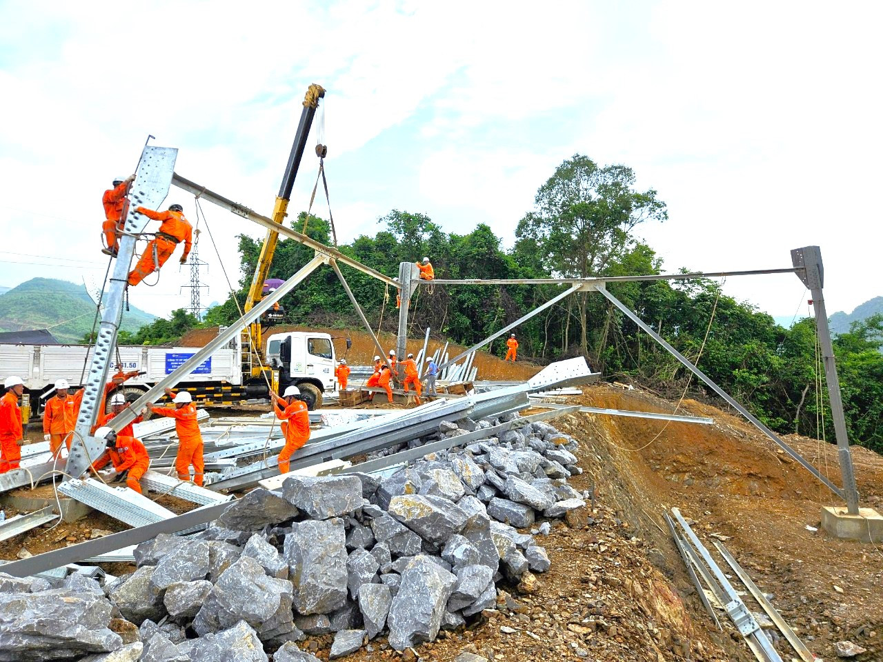 Các đơn vị dựng cột Đường dây 500 kV mạch 3 Quảng Trạch - Phố Nối Các đơn vị dựng cột Đường dây 500 kV mạch 3 Quảng Trạch - Phố Nối