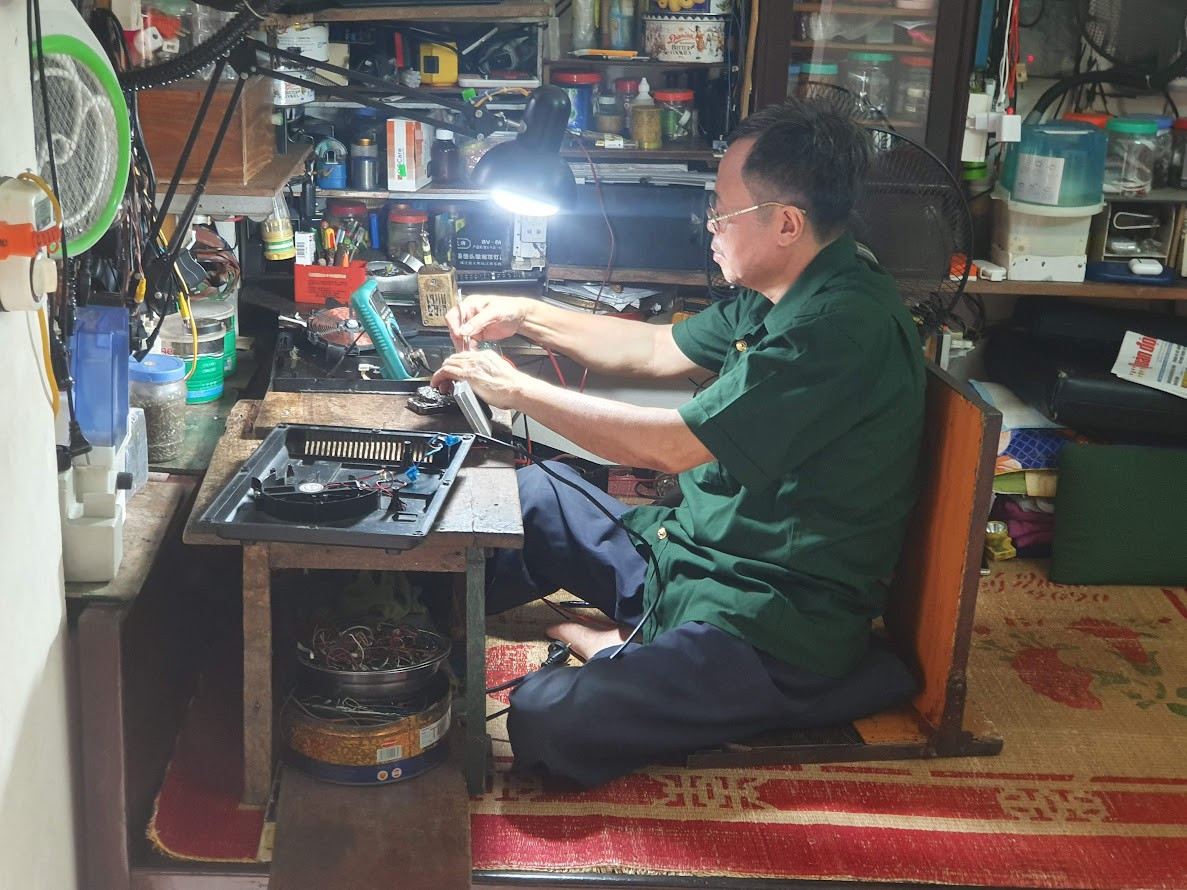 Thương binh Phạm Hồng Tư bên góc nhỏ sửa chữa điện tử Thương binh Phạm Hồng Tư bên góc nhỏ sửa chữa điện tử