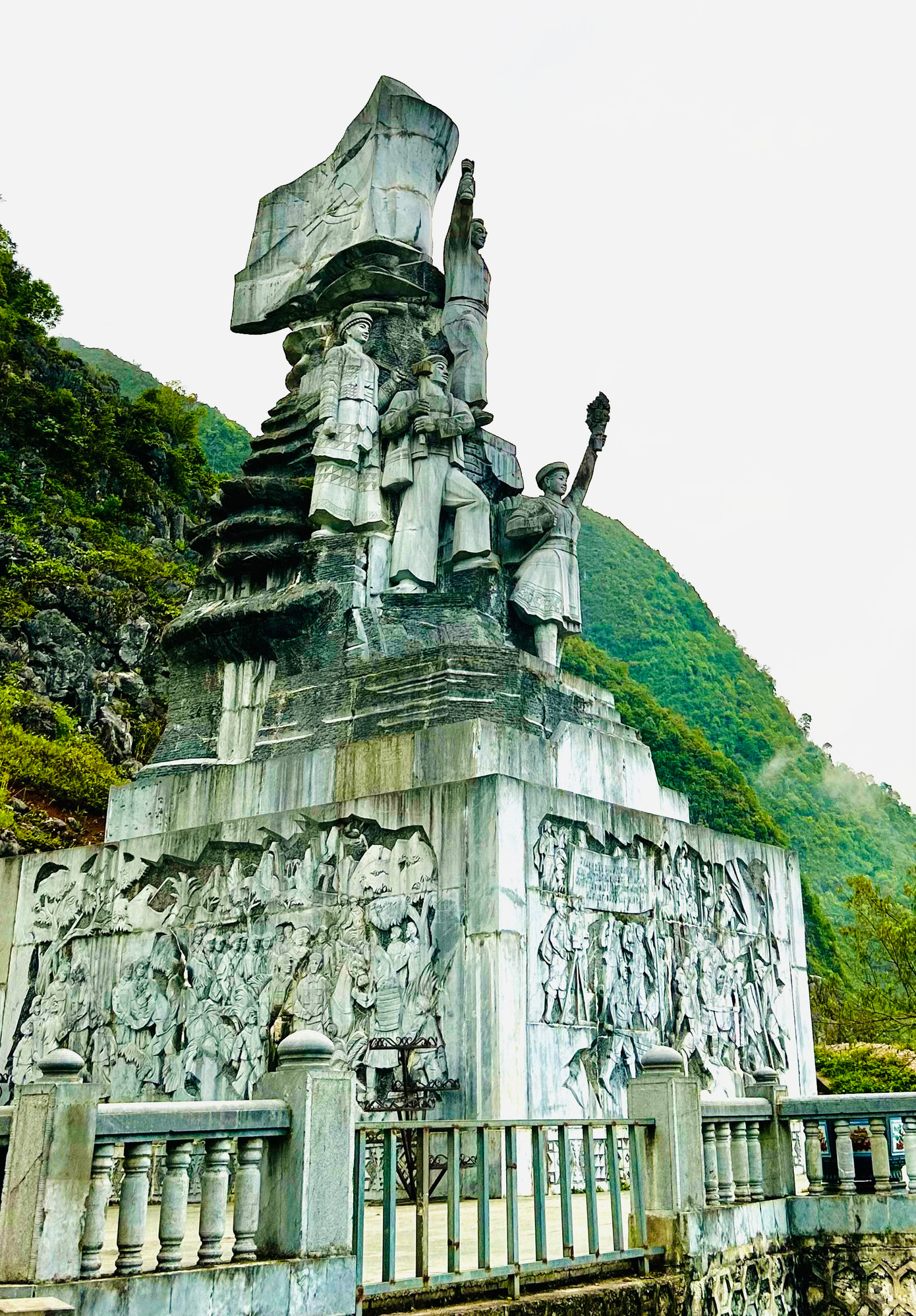 Tượng đài Thanh niên Xung phong xây dựng Con đường Hạnh phúc Ảnh: Lê Xuân Sơn Tượng đài Thanh niên Xung phong xây dựng Con đường Hạnh phúc Ảnh: Lê Xuân Sơn