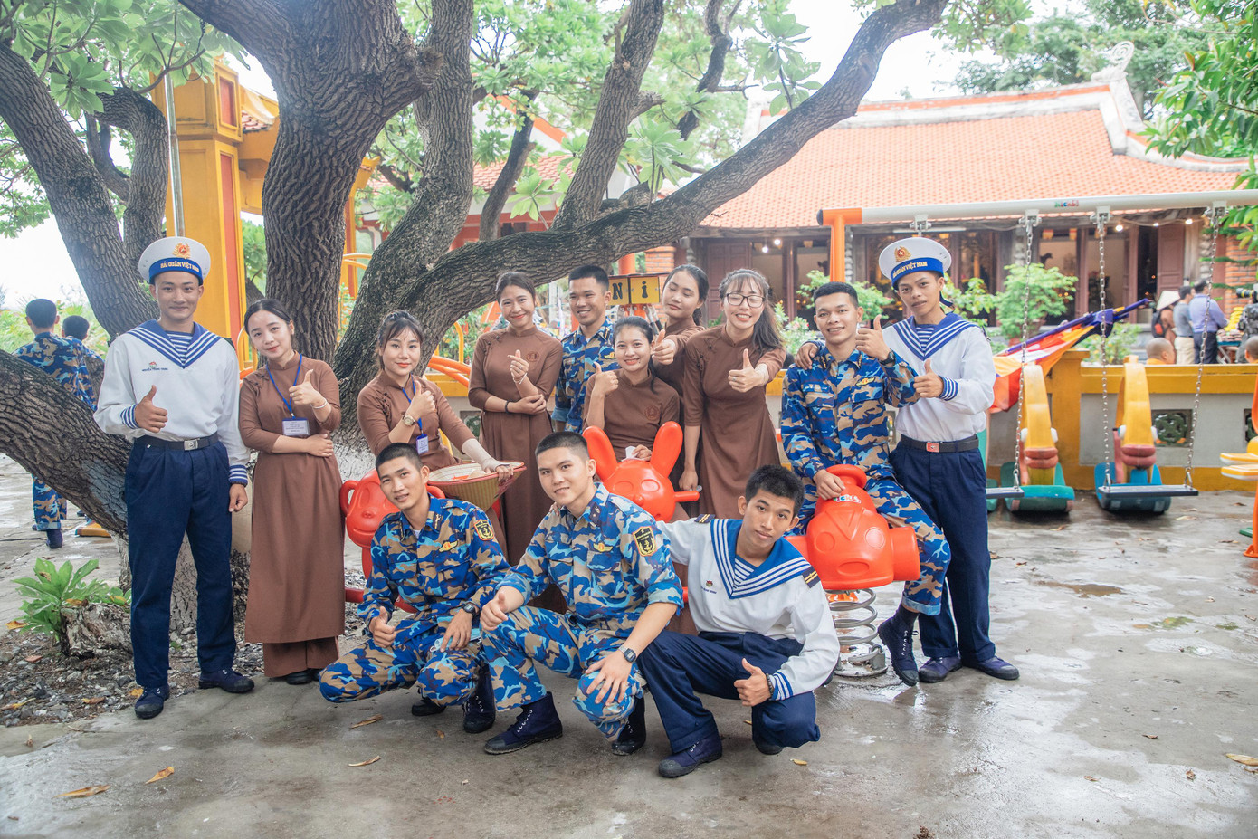 Nữ nhân viên Doanh nghiệp Xuân Trường với lính trẻ đảo Sinh Tồn. Ảnh: Đỗ Thành Luân Nữ nhân viên Doanh nghiệp Xuân Trường với lính trẻ đảo Sinh Tồn. Ảnh: Đỗ Thành Luân