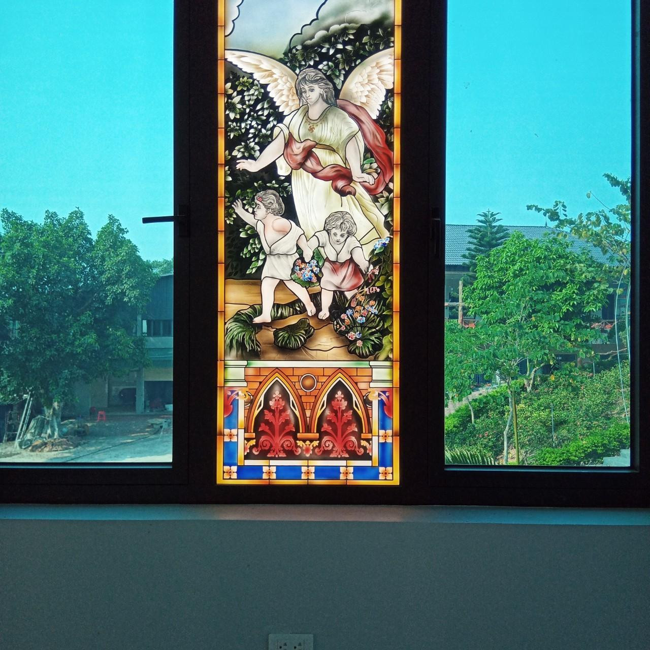 Bức tranh kính bị vỡ của nhà thờ Công giáo được ông tái tạo Bức tranh kính bị vỡ của nhà thờ Công giáo được ông tái tạo