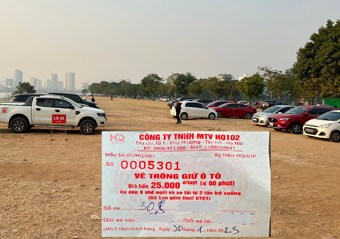 Chiều 30/1, bãi xe chính tại Phủ Tây Hồ thu 50.000 đồng/lượt gửi ô tô trong khi vé ghi là 25.000 đồng Chiều 30/1, bãi xe chính tại Phủ Tây Hồ thu 50.000 đồng/lượt gửi ô tô trong khi vé ghi là 25.000 đồng