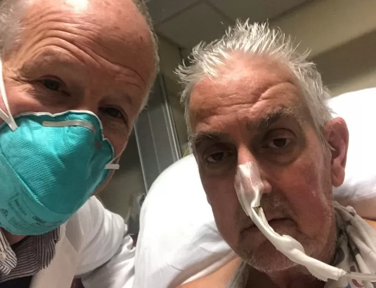 Ông Bennett (phải) và bác sĩ ba ngày sau ca phẫu thuật Ông Bennett (phải) và bác sĩ ba ngày sau ca phẫu thuật