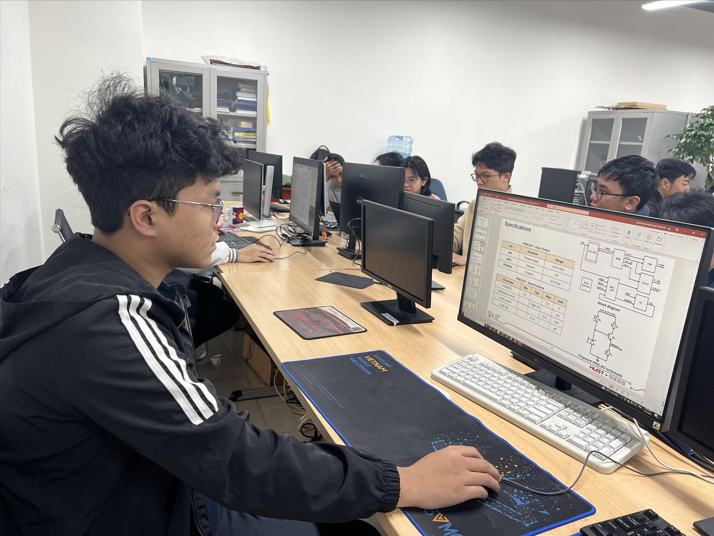 Sinh viên ĐH Bách khoa Hà Nội đang học tập tại phòng lap Ảnh: Nghiêm Huê