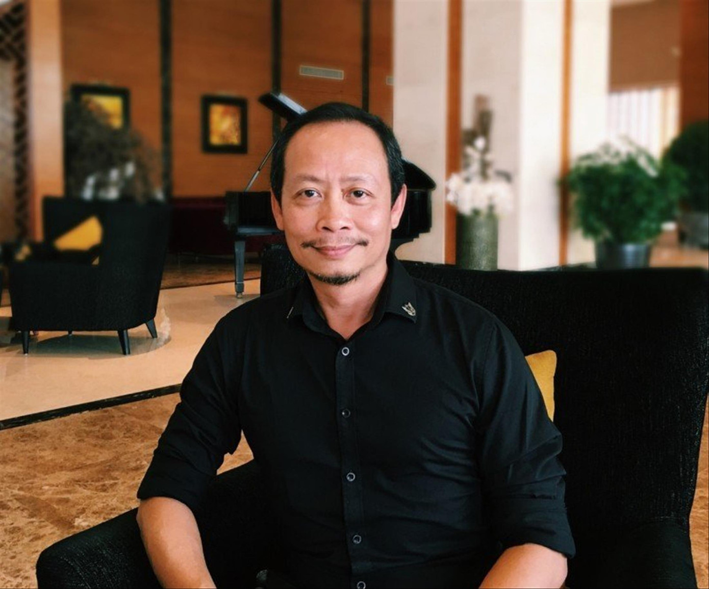 Đạo diễn Phạm Hoàng Nam: "Tất cả các ca sĩ không phân biệt dòng nhạc, vùng miền, biên giới... sẽ cùng hát Đàn chim Việt thể hiện thông điệp nhạc Văn Cao liên kết mọi người, mang tinh thần hòa hợp dân tộc” Ảnh: BTC Đạo diễn Phạm Hoàng Nam: "Tất cả các ca sĩ không phân biệt dòng nhạc, vùng miền, biên giới... sẽ cùng hát Đàn chim Việt thể hiện thông điệp nhạc Văn Cao liên kết mọi người, mang tinh thần hòa hợp dân tộc” Ảnh: BTC