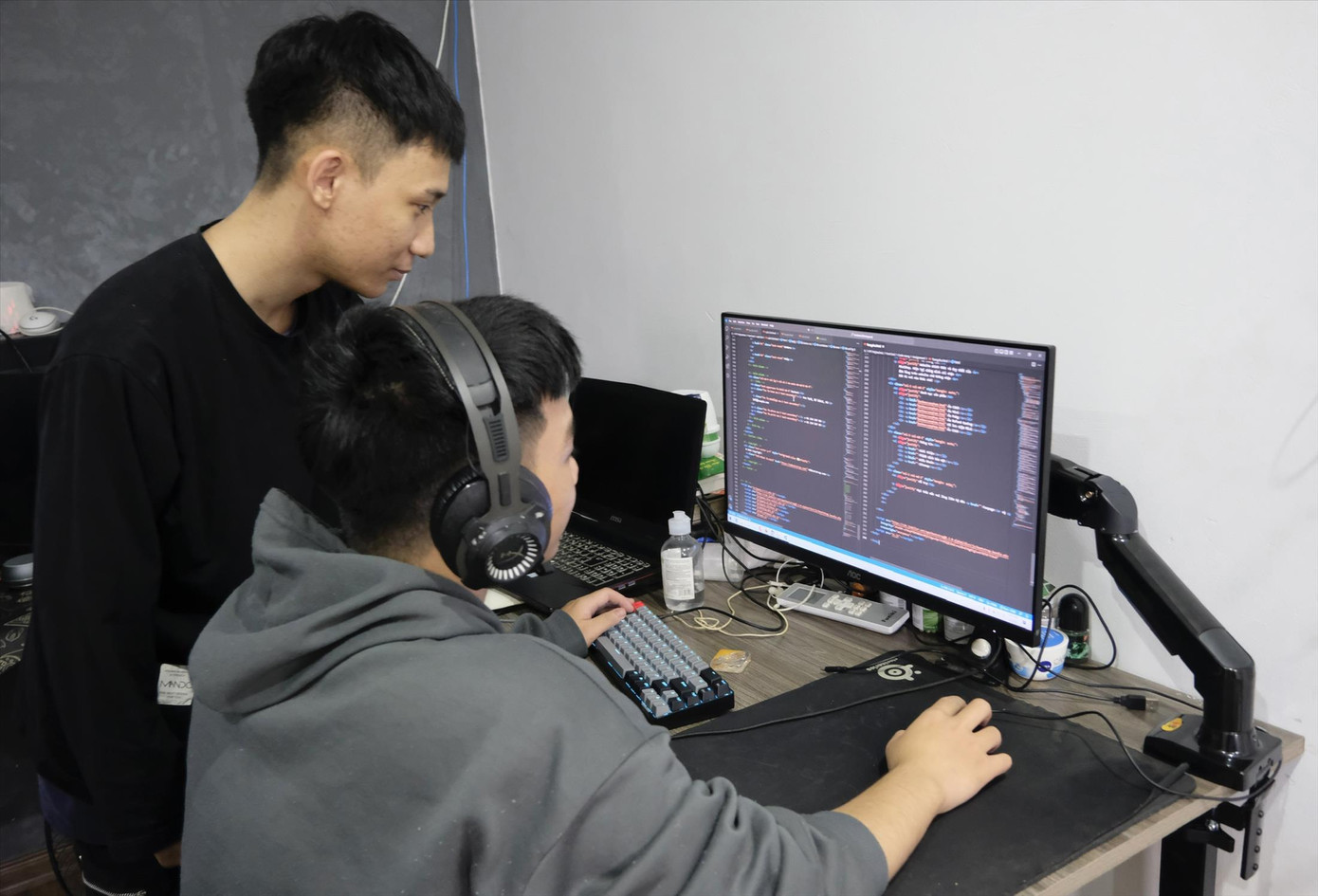 ChatGPT đặt ra yêu cầu về sự thay đổi và nâng cao năng lực số của con người. - Ảnh: Châu Linh