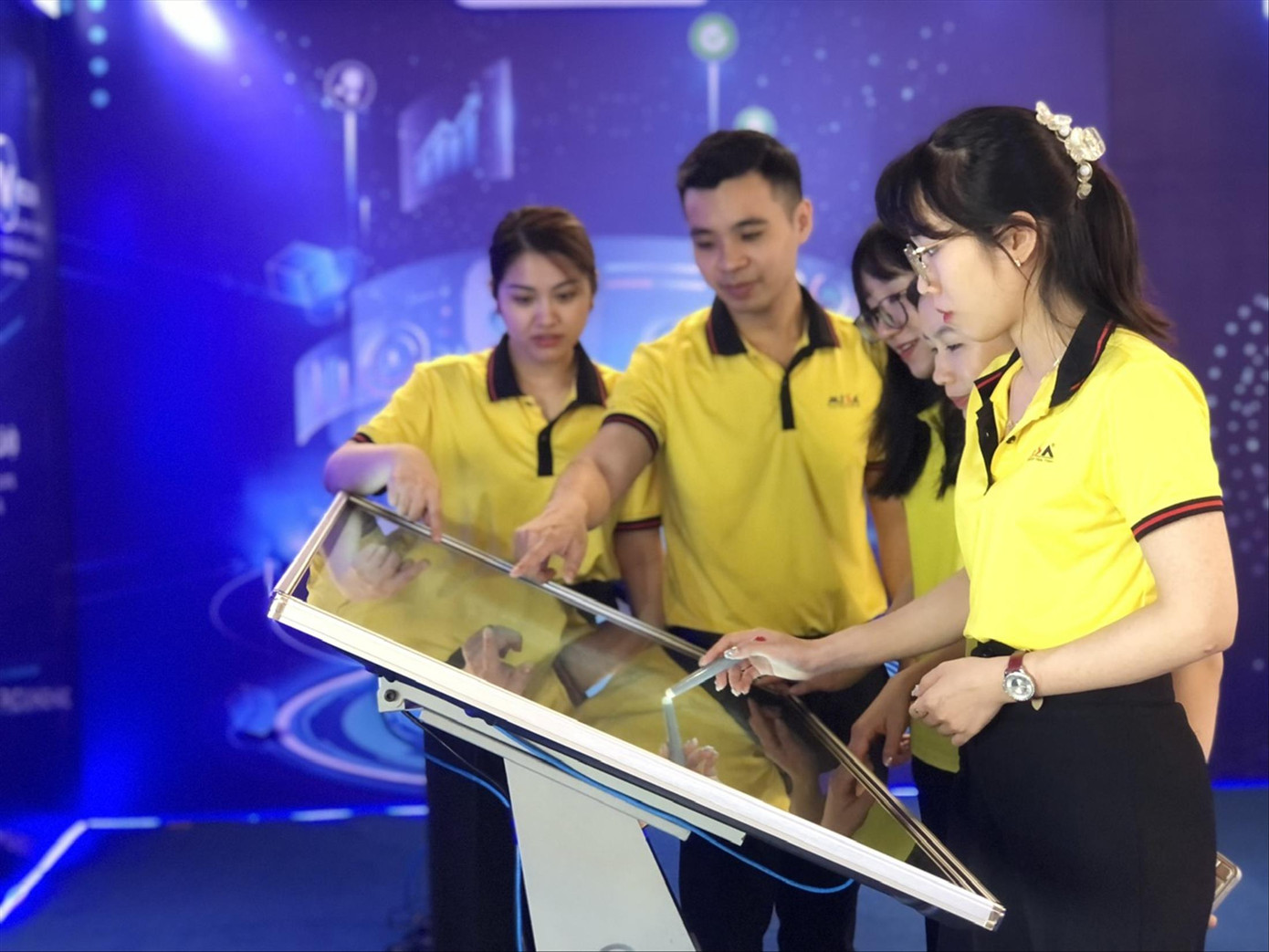 Xây dựng thế hệ trẻ “vừa hồng, vừa chuyên”, làm chủ khoa học công nghệ Ảnh: Lưu Trinh Xây dựng thế hệ trẻ “vừa hồng, vừa chuyên”, làm chủ khoa học công nghệ Ảnh: Lưu Trinh