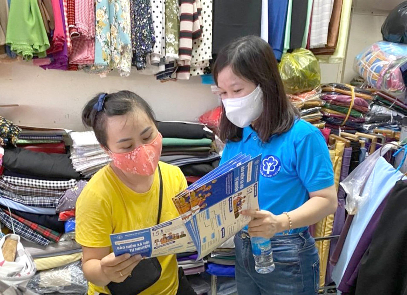 Nhiều chủ hộ kinh doanh đóng BHXH bắt buộc bị “treo” chế độ. Ảnh minh họa: PT