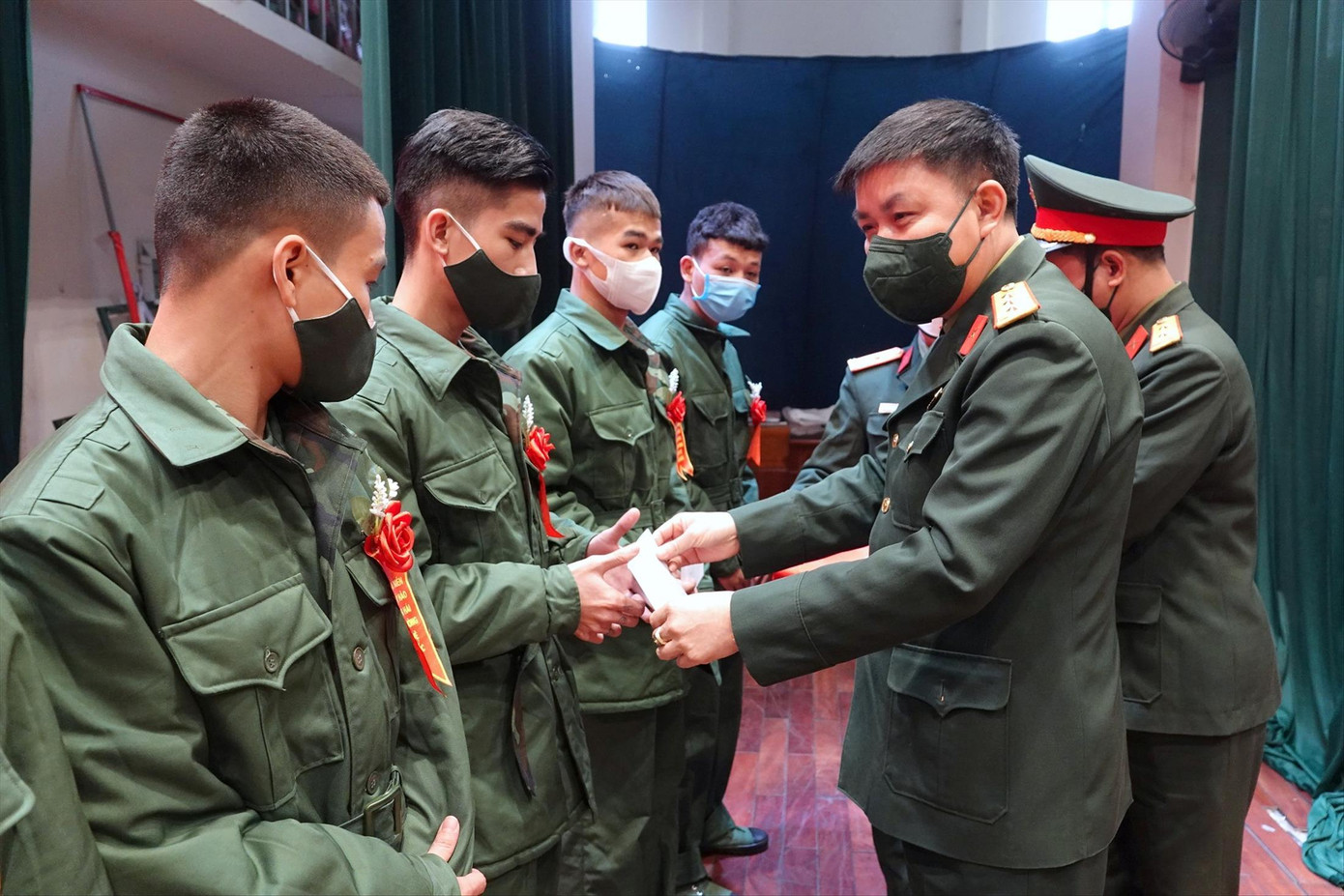 Thượng tá Trần Viết Năng, Trưởng ban Thanh niên Quân đội trao tặng 50 suất quà (mỗi suất trị giá 1 triệu đồng) cho thanh niên thị xã Mỹ Hào trúng tuyển NVQS năm 2022. ẢNH: NGUYỄN MINH