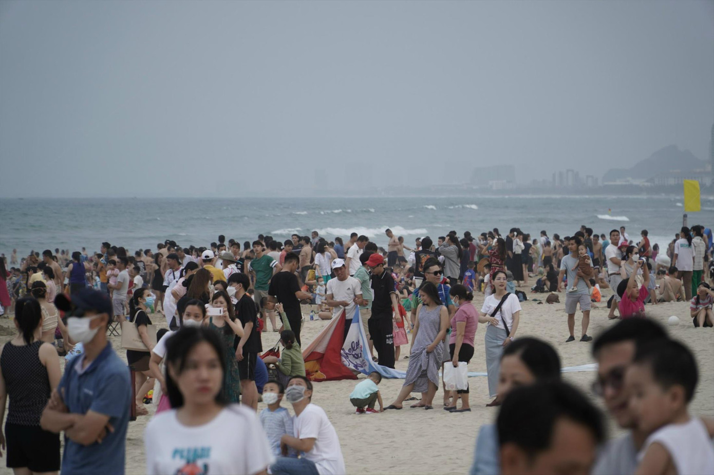 Người dân đổ về bãi biển tắm, vui chơi trong những ngày nắng nóng. Ảnh: Thái Lâm