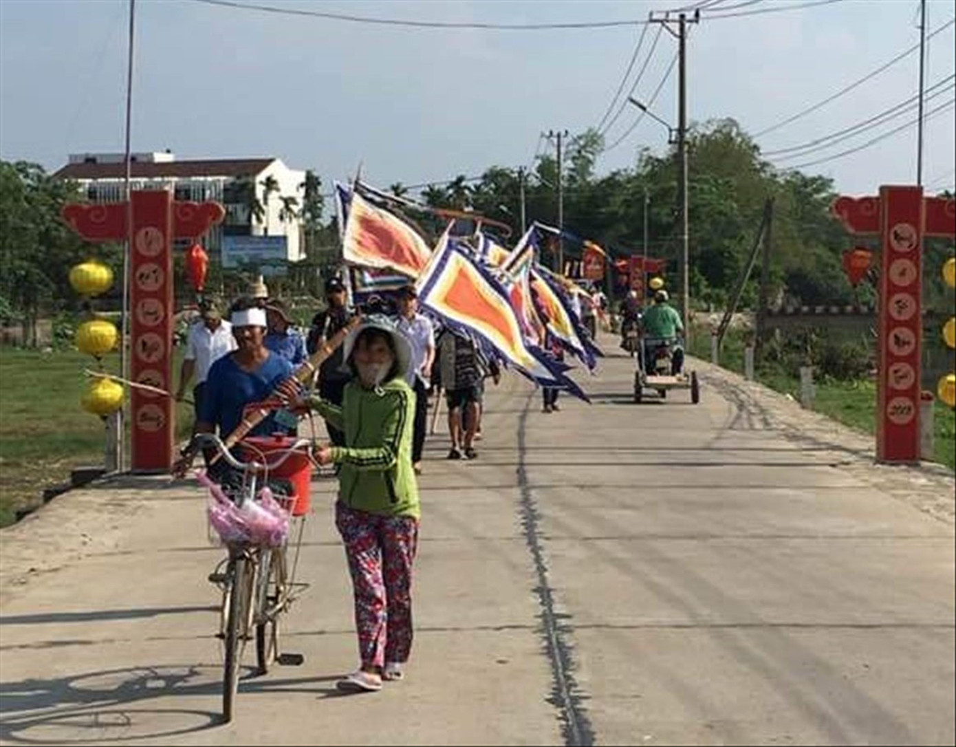 Ông Hùng (cầm đuốc) trong một lần đưa tang Ông Hùng (cầm đuốc) trong một lần đưa tang