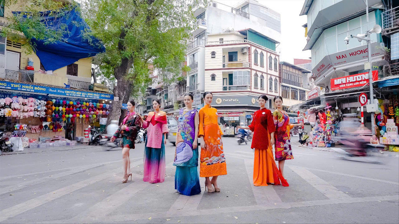 Nhóm 2 với chủ đề Hà Nội 36 phố phường Nhóm 2 với chủ đề Hà Nội 36 phố phường