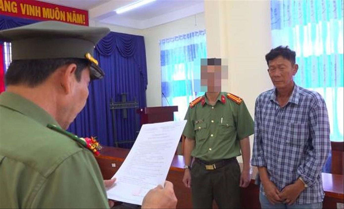 Cơ quan ANĐT tống đạt các quyết định tố tụng với đối tượng Dương Hoàng Giang