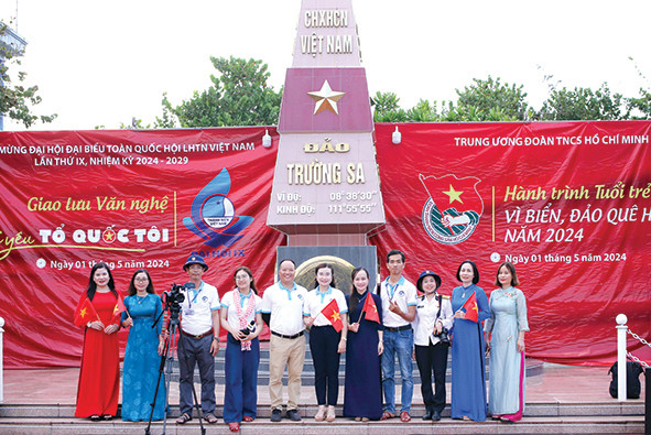 Chị Nguyễn Phạm Duy Trang – Bí thư T.Ư Đoàn và đại biểu, phóng viên tại đảo Trường Sa. Ảnh: Lâm Đăng Hải