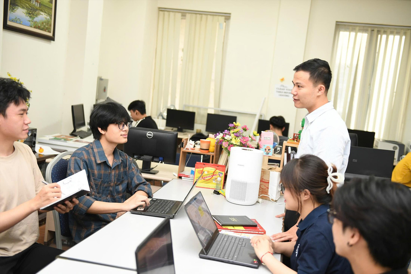 Bạn trẻ dành thời gian học tập, phát triển bản thân thay vì cuốn vào các cuộc tranh cãi vô bổ trên mạng xã hội. Ảnh: Dương Triều