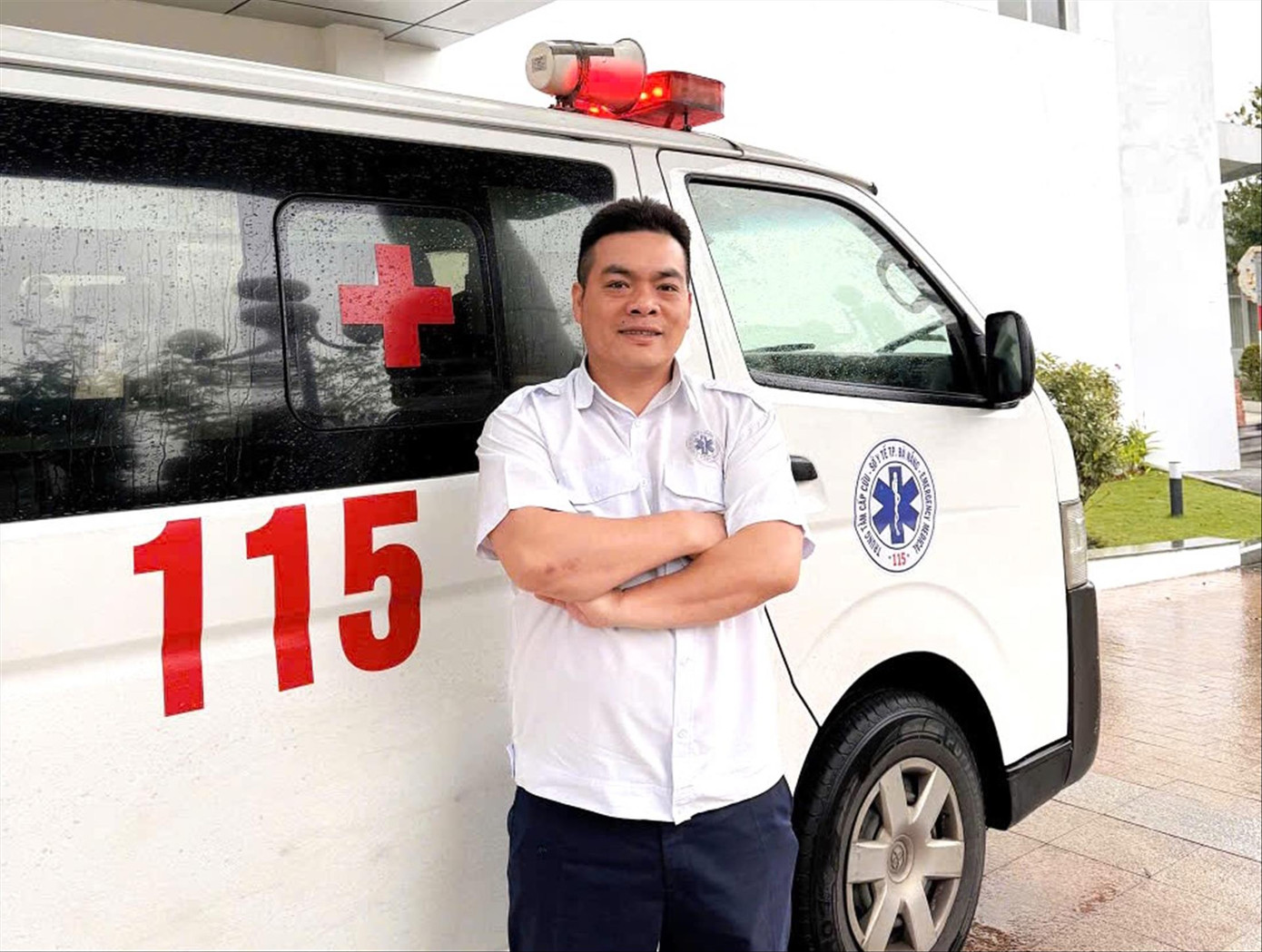 Bác tài 115 Huỳnh Xuân Lãm được ngành Y tế Đà Nẵng vinh danh vì đã cống hiến, dũng cảm, nỗ lực giúp người gặp nạn