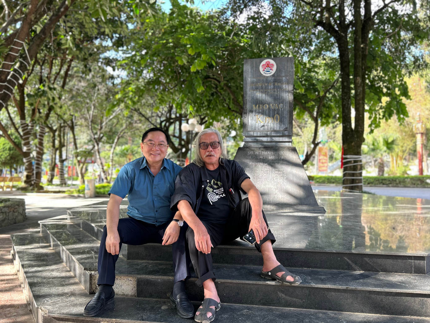 Tác giả và nhà báo Xuân Ba cạnh bia mốc đánh dấu điểm kết của Con đường Hạnh Phúc và điểm Km0 Mèo Vạc. Ảnh: Phạm Duy. Tác giả và nhà báo Xuân Ba cạnh bia mốc đánh dấu điểm kết của Con đường Hạnh Phúc và điểm Km0 Mèo Vạc. Ảnh: Phạm Duy.