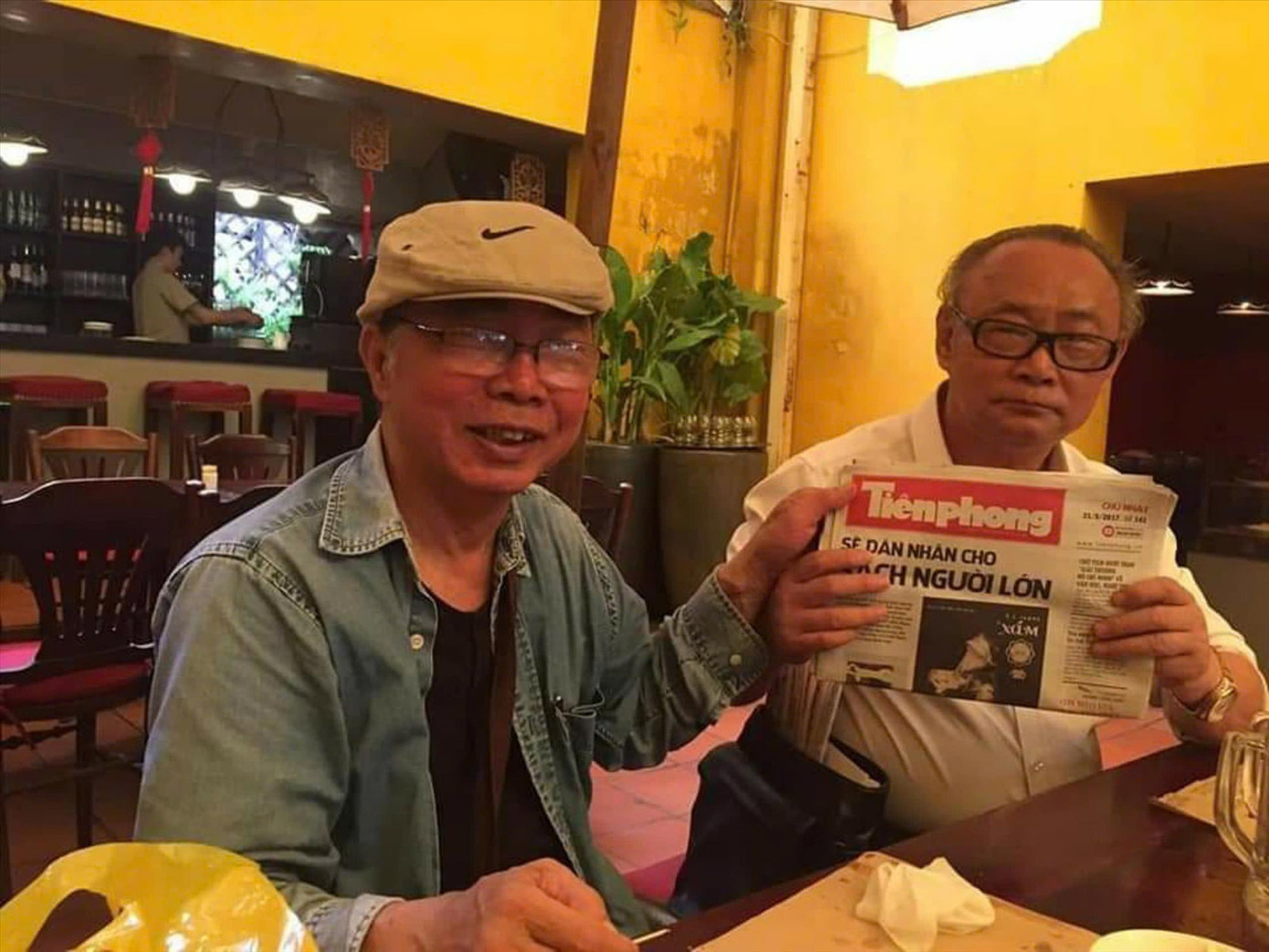 Nhà văn Ngô Thảo (phải) và nhà văn Trung Trung Đỉnh từng là cộng tác viên tích cực của Tiền Phong. Ảnh: NVCC