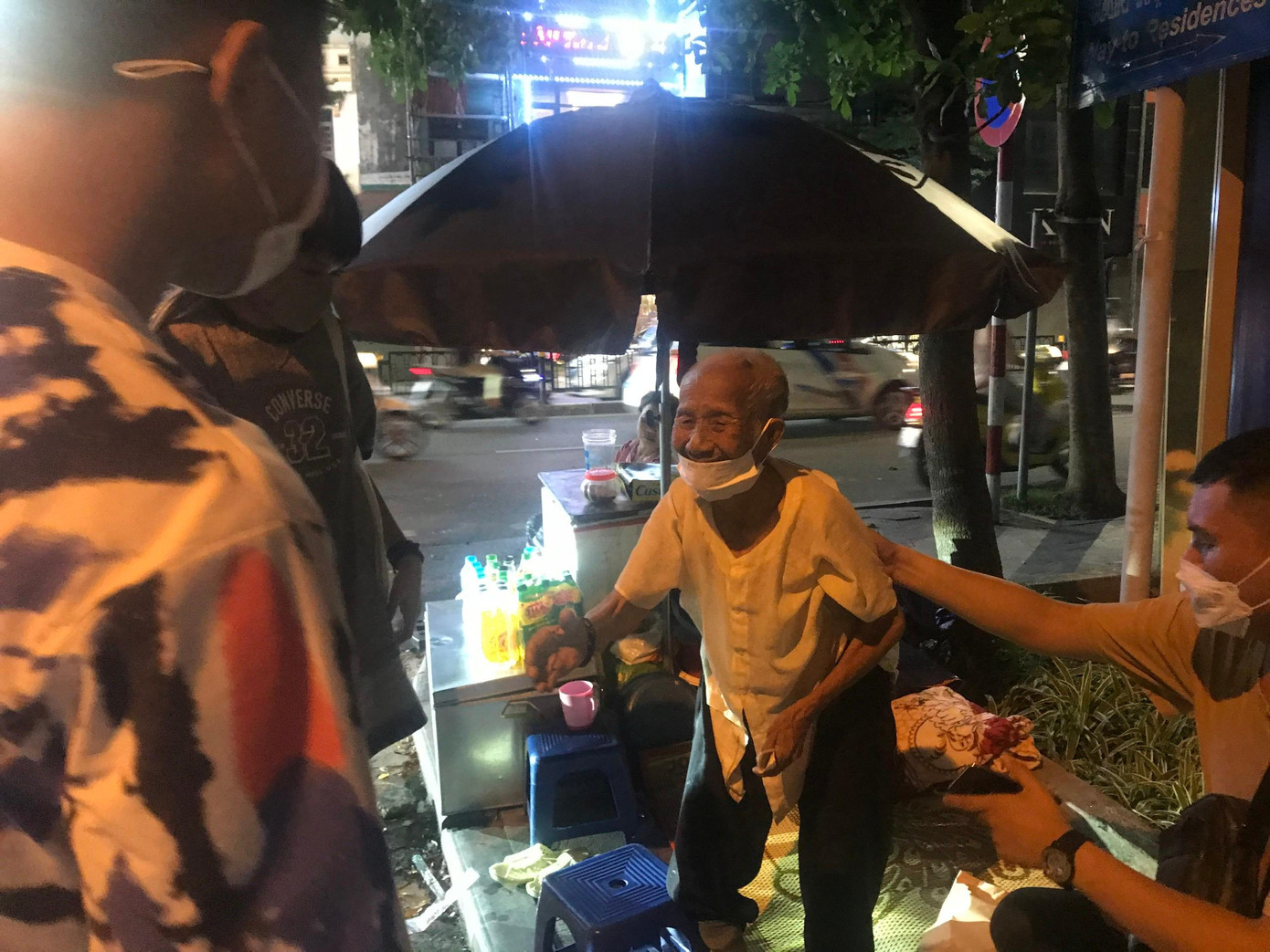 Ấm đi qua từng con đường để trao đi những phần quà ý nghĩa và nhận được sự yêu mến, tình cảm biết ơn từ những người vô gia cư. Ảnh: Trần Thanh Bình