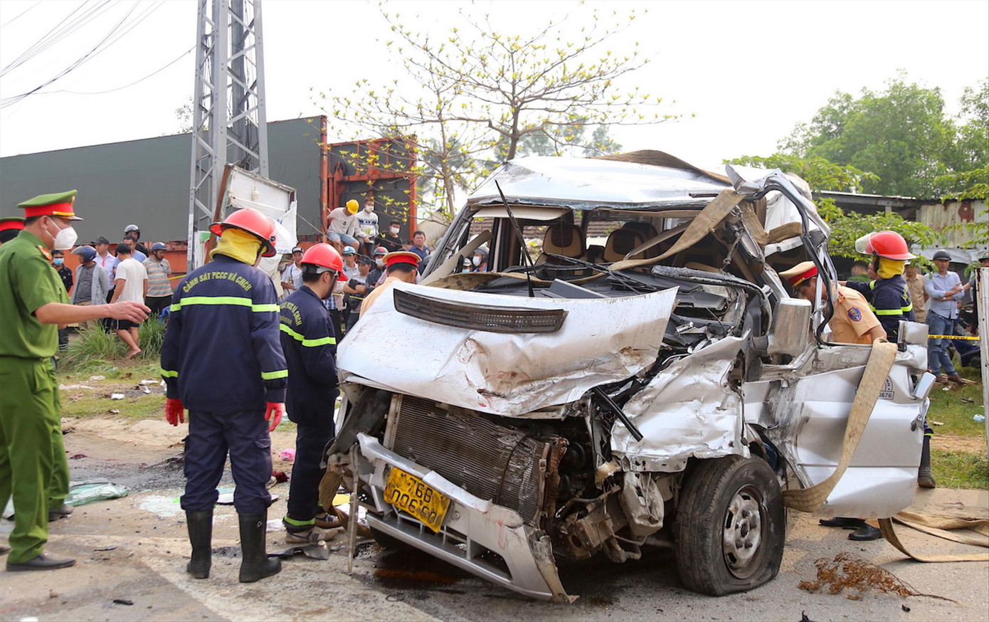 Hiện trường vụ tai nạn thảm khốc xe khách ngày 14/2