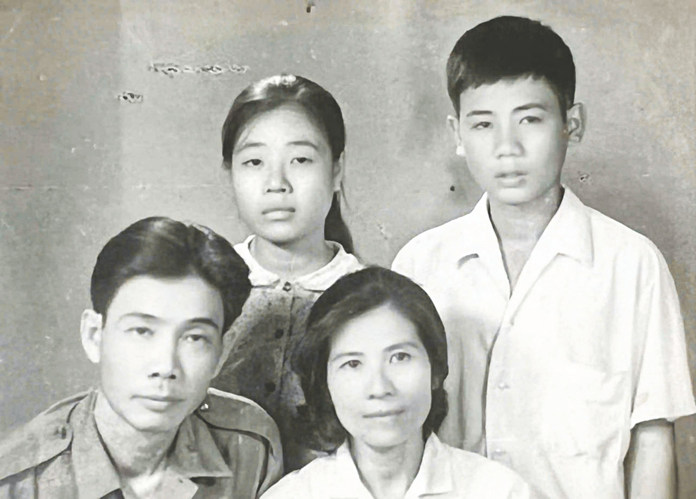 Vợ chồng cố nhạc sĩ Phan Nhân và các con khi ở Hà Nội. Ảnh do họa sĩ Hồng Quân cung cấp.