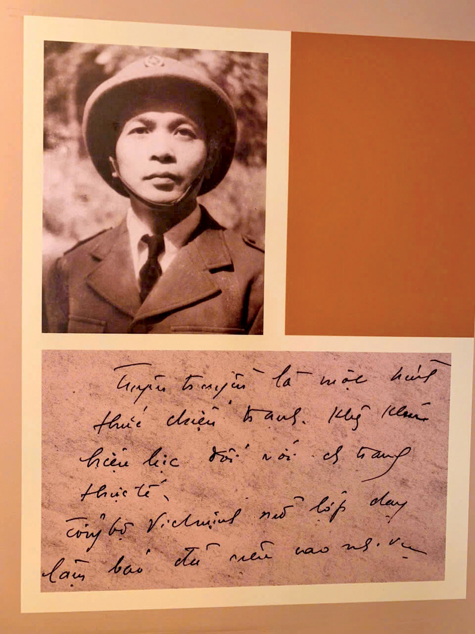 Chân dung cố Đại tướng Võ Nguyên Giáp - một trong những giảng viên của trường dạỵ làm báo Huỳnh Thúc Kháng, cùng bút tích của ông về nhiệm vụ thành lập trường. Chân dung cố Đại tướng Võ Nguyên Giáp - một trong những giảng viên của trường dạỵ làm báo Huỳnh Thúc Kháng, cùng bút tích của ông về nhiệm vụ thành lập trường.