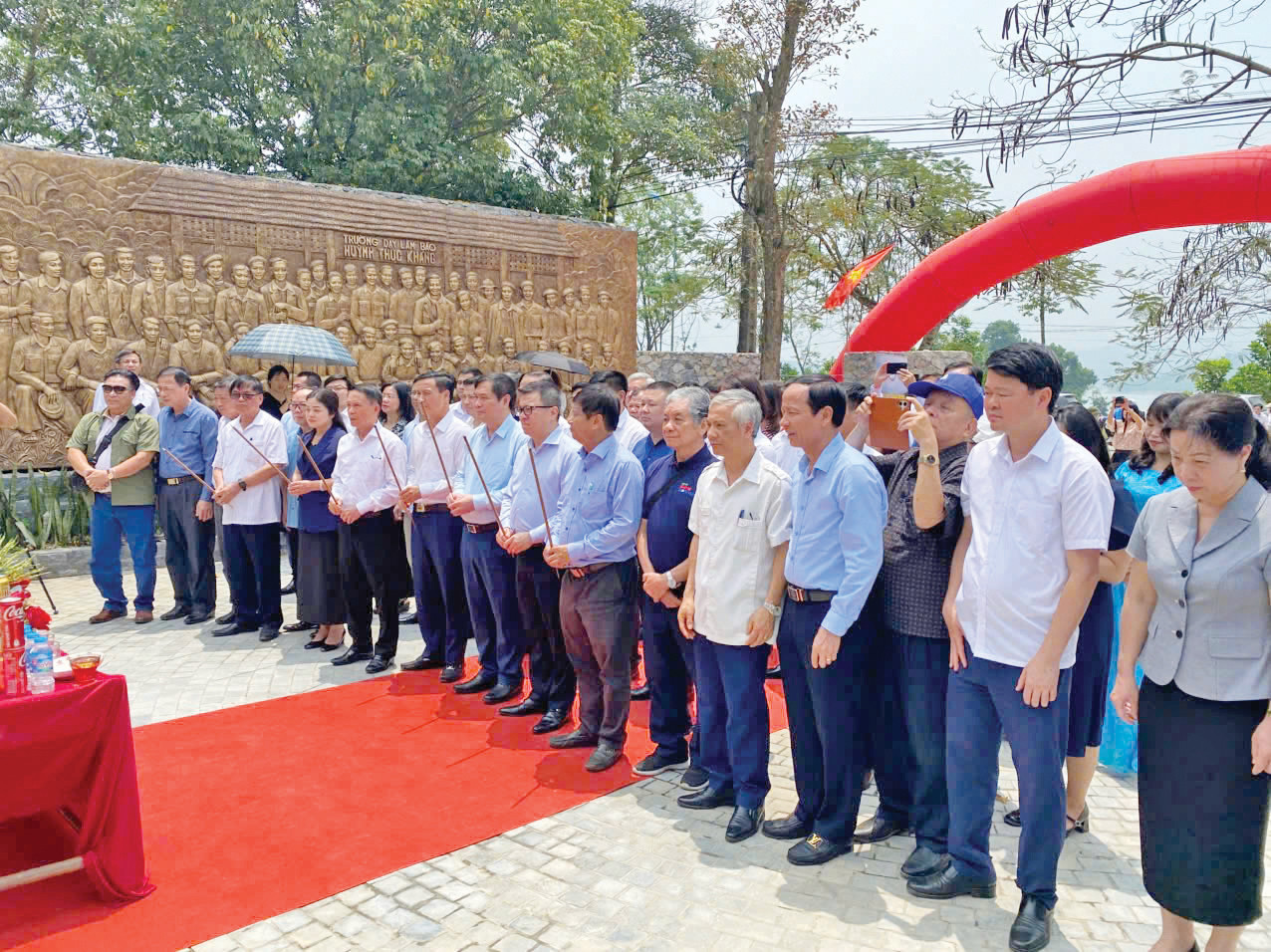 Đoàn lãnh đạo báo chí và Hội Nhà báo Việt Nam thắp hương trước bức phù điêu khắc họa 48 chân dung ban giám hiệu, giảng viên và học viên của lớp học đào tạo báo chí đặc biệt của Trường dạy làm báo Huỳnh Thúc Kháng. Đoàn lãnh đạo báo chí và Hội Nhà báo Việt Nam thắp hương trước bức phù điêu khắc họa 48 chân dung ban giám hiệu, giảng viên và học viên của lớp học đào tạo báo chí đặc biệt của Trường dạy làm báo Huỳnh Thúc Kháng.