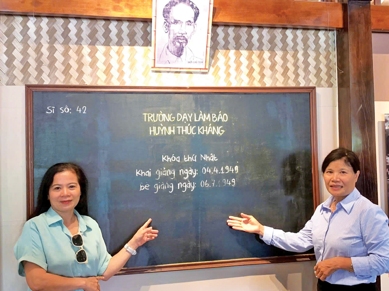 Các nhà báo thế hệ hậu bối trong lớp học được phục dựng và tấm bảng ghi sĩ số 42 học viên của trường dạy làm báo Huỳnh Thúc Kháng. Các nhà báo thế hệ hậu bối trong lớp học được phục dựng và tấm bảng ghi sĩ số 42 học viên của trường dạy làm báo Huỳnh Thúc Kháng.