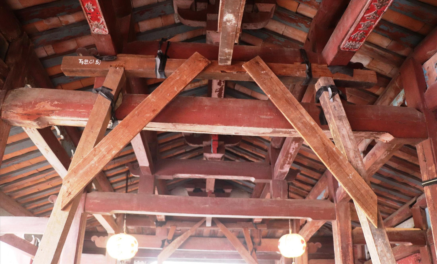 Trước khi trùng tu, một số hạng mục của Chùa Cầu xuống cấp nghiêm trọng