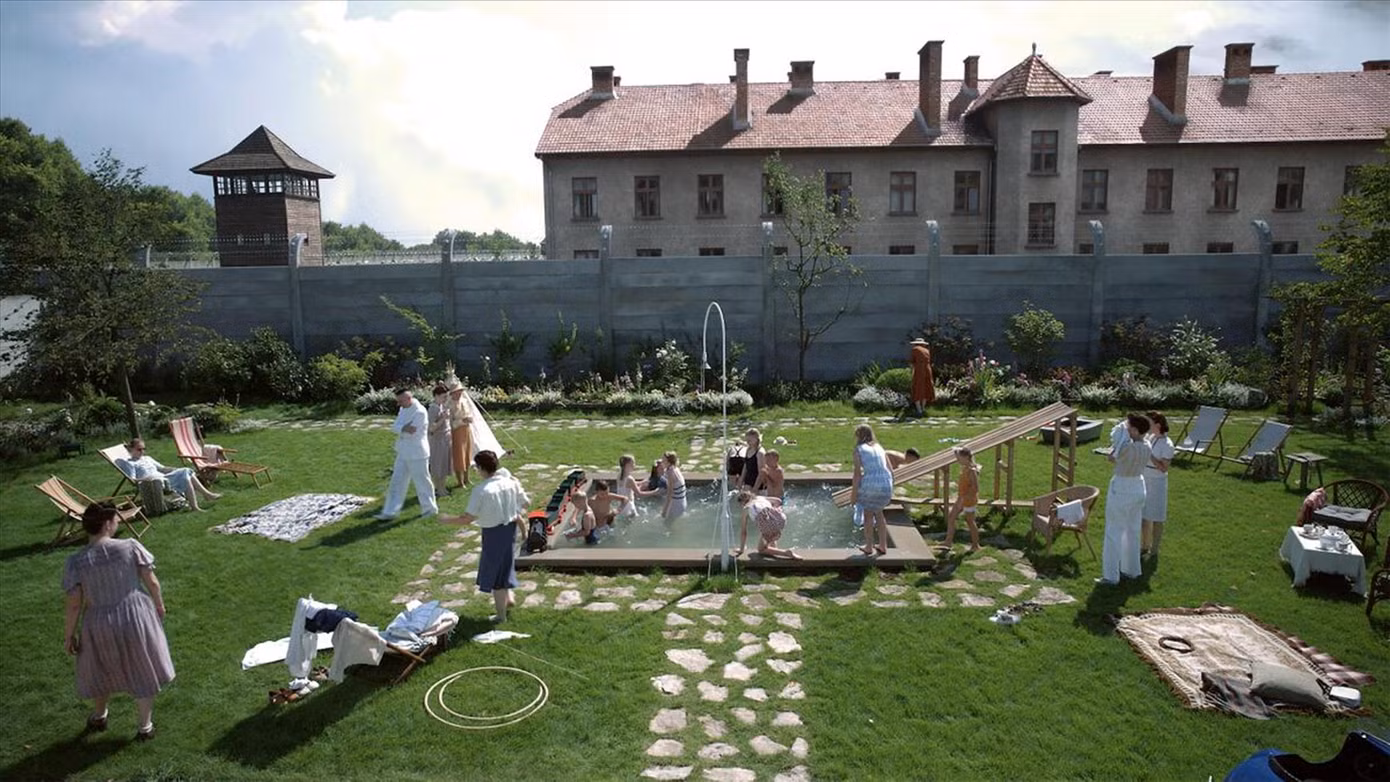 Một bữa tiệc vui vẻ của gia đình Hoss, còn bên kia bức tường là trại tập trung Auschwitz (Nguồn: A24)