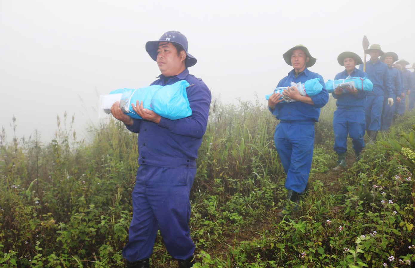 Vượt núi đồi đưa hài cốt liệt sỹ về với Tổ quốc thân yêu