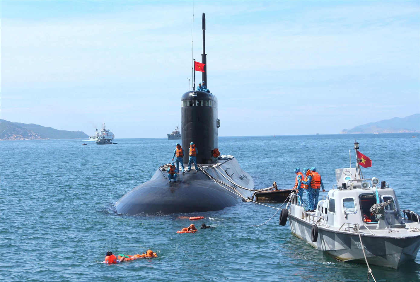 Thủy thủ Lữ đoàn tàu ngầm 189 trong một buổi huấn luyện thoát hiểm từ tàu ngầm trên biển. Thủy thủ Lữ đoàn tàu ngầm 189 trong một buổi huấn luyện thoát hiểm từ tàu ngầm trên biển.