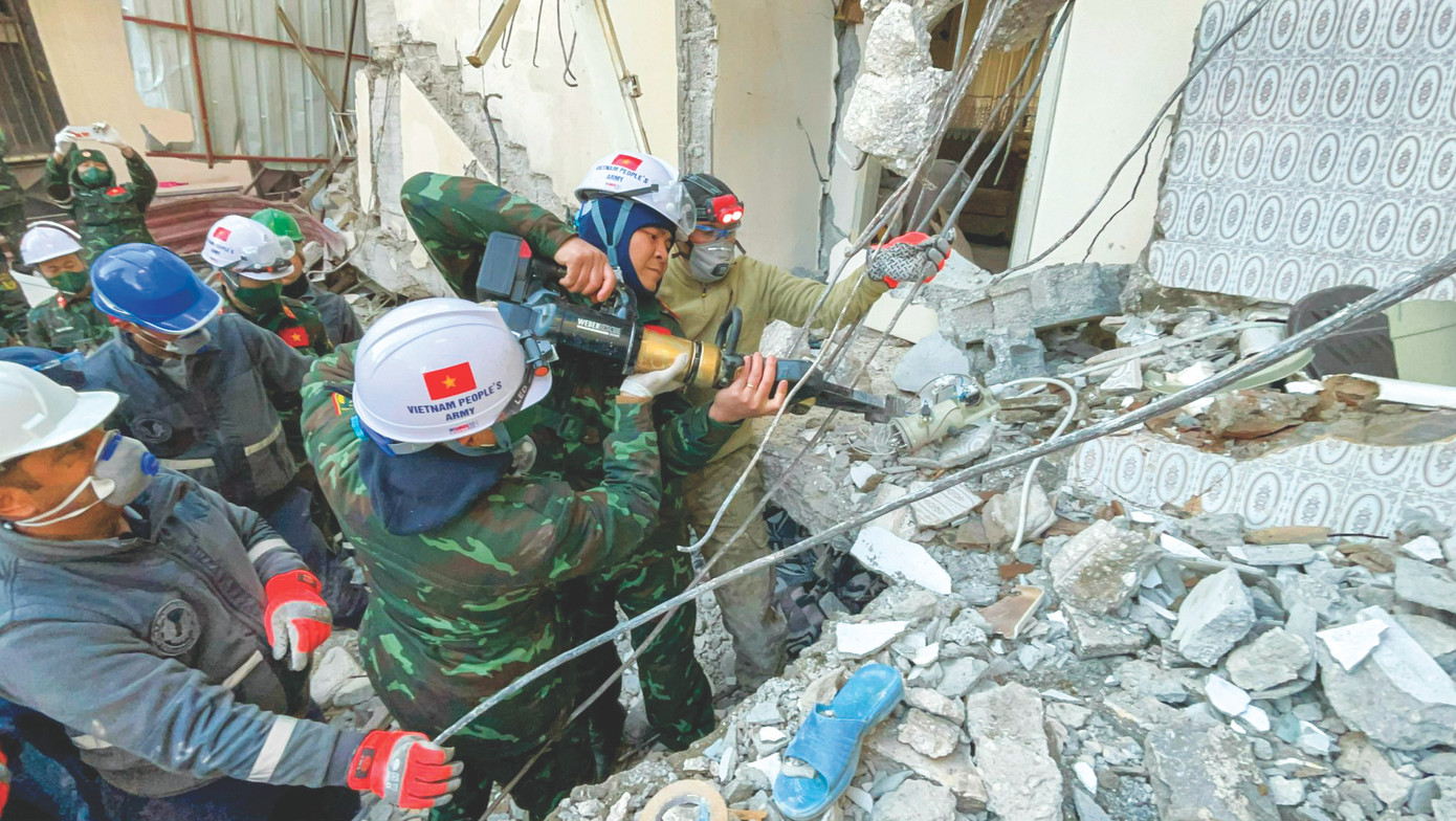 Lực lượng Công binh Việt Nam dùng thiết bị chuyên dụng tìm kiếm và cứu hộ nạn nhân động đất ở Thổ Nhĩ Kỳ, tháng 2/2023. ẢNH: PV