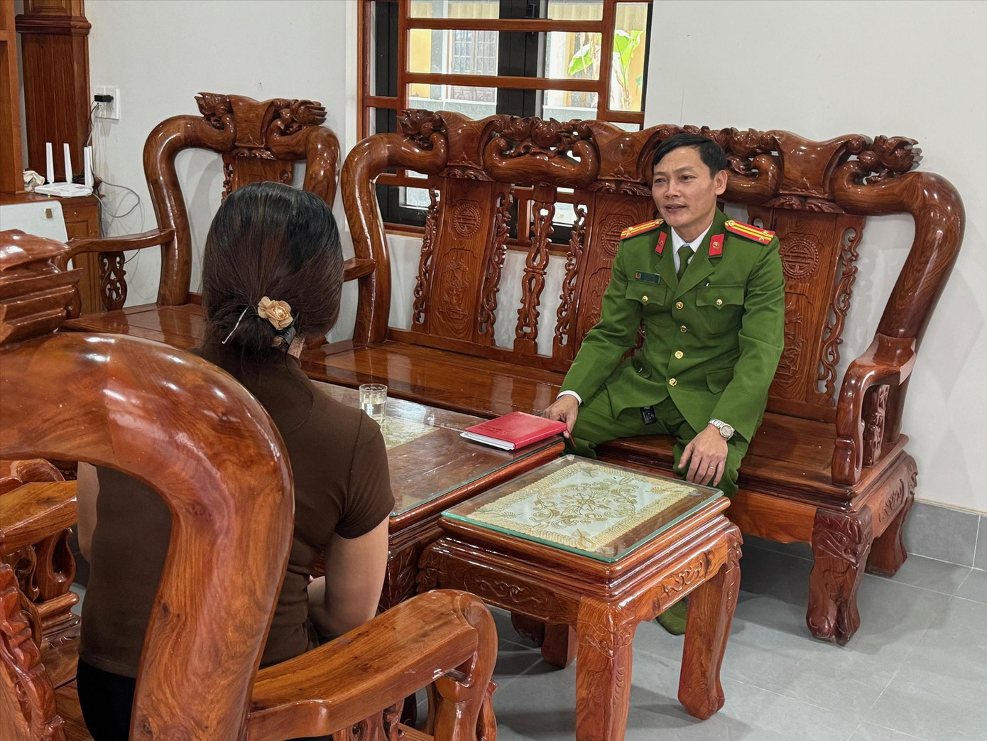 Chị N.T.Đ. và Trung tá Hà Anh Hai ôn lại chuyện xưa.