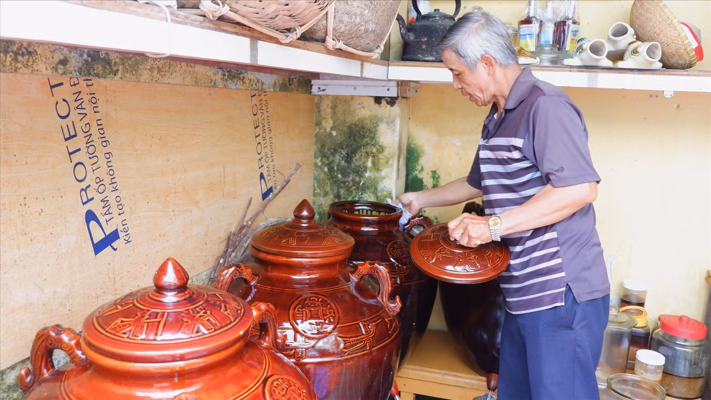 Ông Mười chăm chút những chum mắm để đảm bảo sạch sẽ nhất Ảnh: Nguyễn Thành Ông Mười chăm chút những chum mắm để đảm bảo sạch sẽ nhất Ảnh: Nguyễn Thành