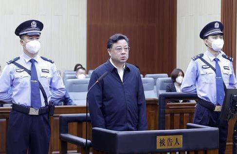 Cựu Thứ trưởng Bộ Công an Trung Quốc Tôn Lập Quân xuất hiện trước tòa ở tỉnh Cát Lâm ngày 8/7. Ông này bị cáo buộc nhận hối lộ hơn 646 triệu nhân dân tệ (khoảng 2.246 tỷ đồng), thao túng thị trường chứng khoán và sở hữu vũ khí trái phép - Ảnh: CCTV
