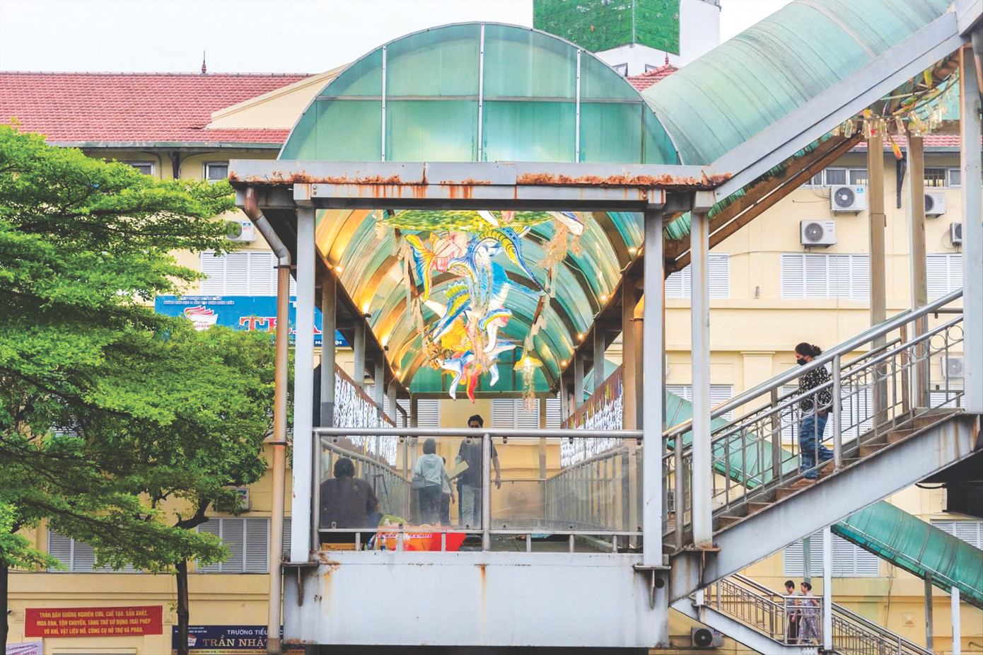 Nghệ thuật công cộng trên cầu đi bộ Trần Nhật Duật Nghệ thuật công cộng trên cầu đi bộ Trần Nhật Duật