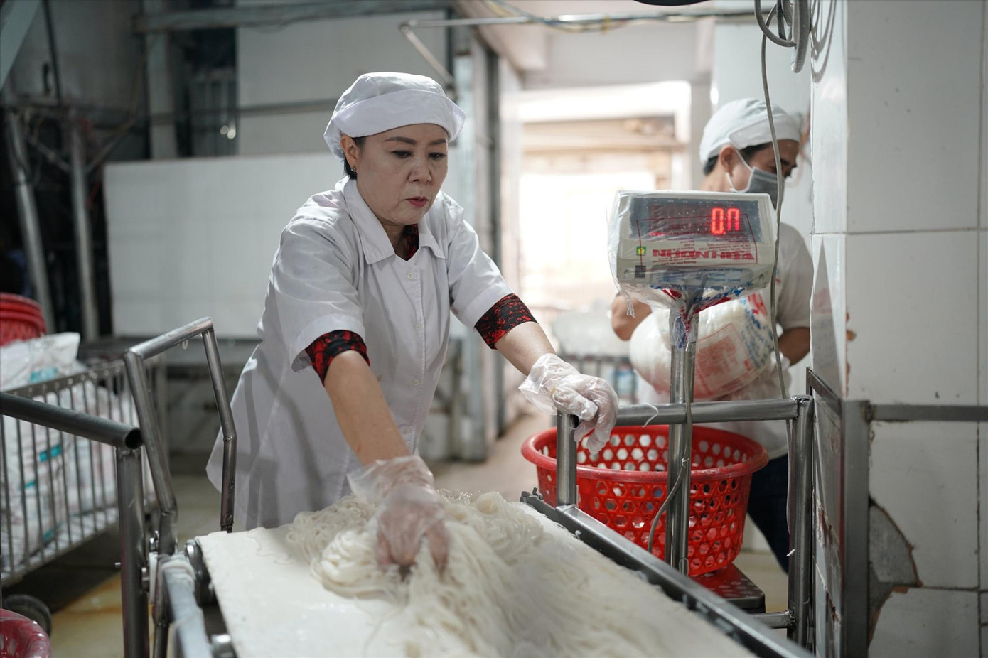 Doanh nghiệp sản xuất bún, mì… như “ngồi trên lửa” khi thiếu nguồn gạo chế biến, giá tăng cao (ảnh tại Công ty sản xuất bún Nguyễn Bính) ảnh: U.P Doanh nghiệp sản xuất bún, mì… như “ngồi trên lửa” khi thiếu nguồn gạo chế biến, giá tăng cao (ảnh tại Công ty sản xuất bún Nguyễn Bính) ảnh: U.P