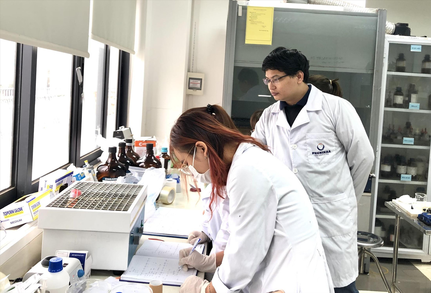 TS Trương Thanh Tùng, Đại học Phenikaa (Hà Nội) hướng dẫn sinh viên nghiên cứu khoa học. Ảnh: Lưu Trinh