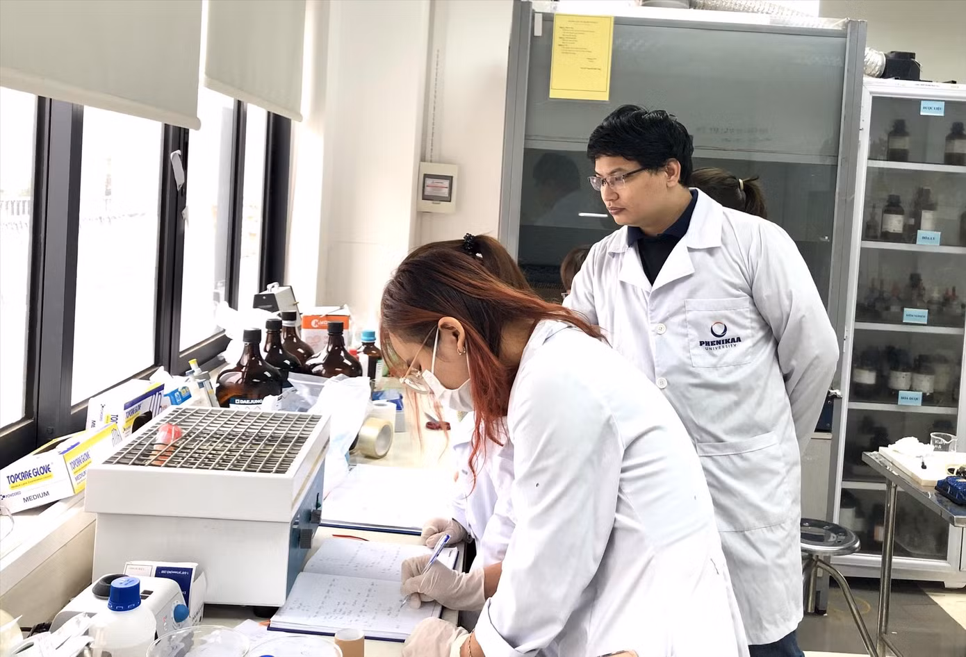 TS Trương Thanh Tùng, Đại học Phenikaa (Hà Nội) hướng dẫn sinh viên nghiên cứu khoa học. Ảnh: Lưu Trinh