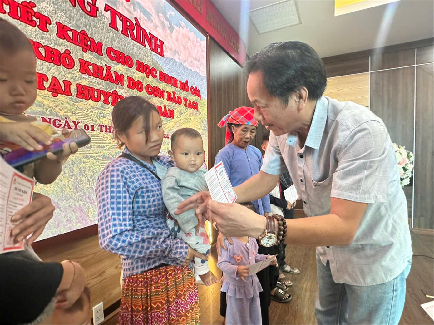 Phó Tổng Biên tập báo Tiền Phong Lê Minh Toản trao sổ tiết kiệm cho các em mồ côi tại huyện Văn Bàn (Lào Cai) Phó Tổng Biên tập báo Tiền Phong Lê Minh Toản trao sổ tiết kiệm cho các em mồ côi tại huyện Văn Bàn (Lào Cai)