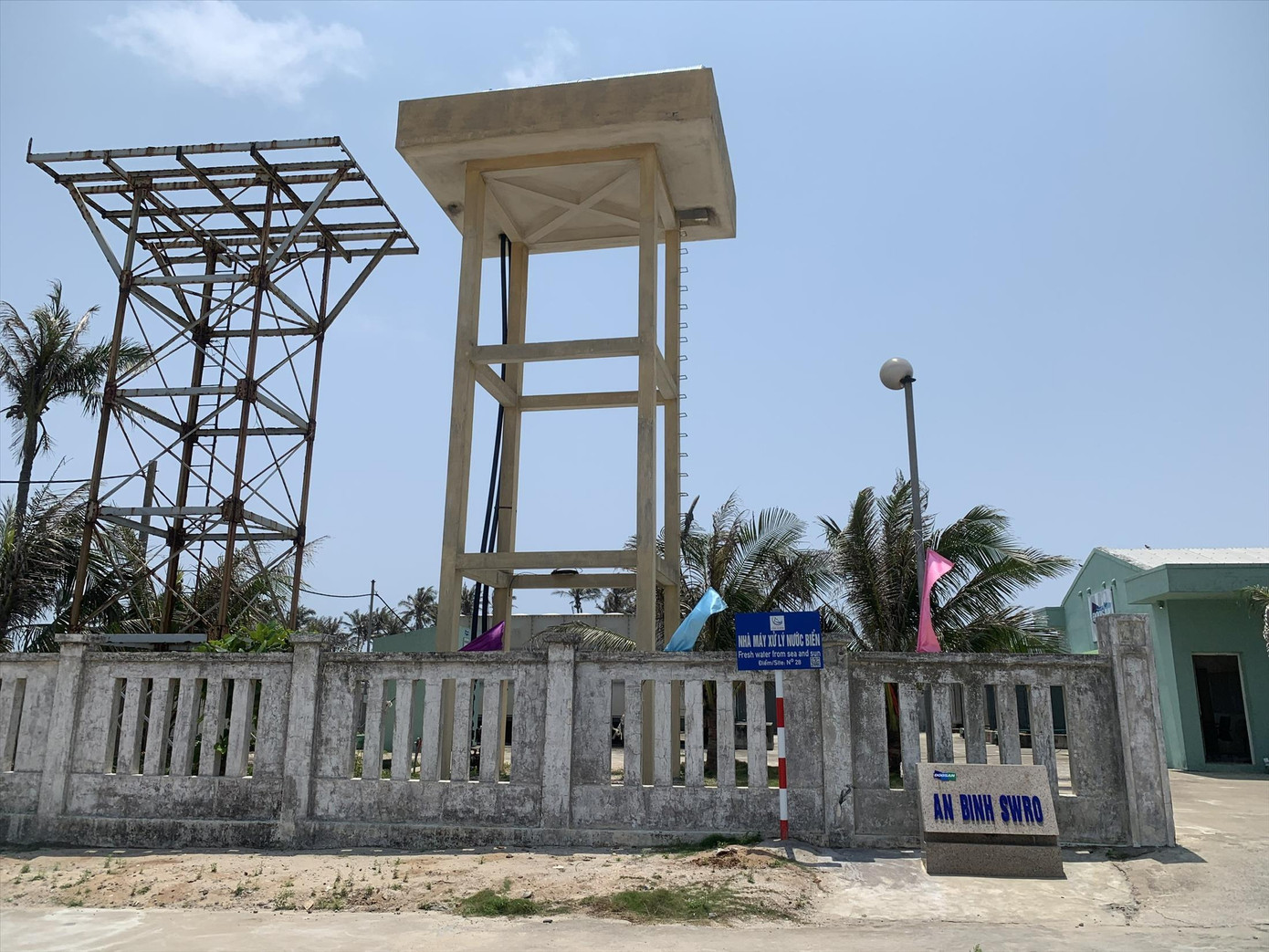 Công trình Nhà máy lọc nước biển thành nước ngọt tại đảo Bé không đáp ứng được nhu cầu sử dụng của người dân Ảnh: Nguyễn Ngọc Công trình Nhà máy lọc nước biển thành nước ngọt tại đảo Bé không đáp ứng được nhu cầu sử dụng của người dân Ảnh: Nguyễn Ngọc