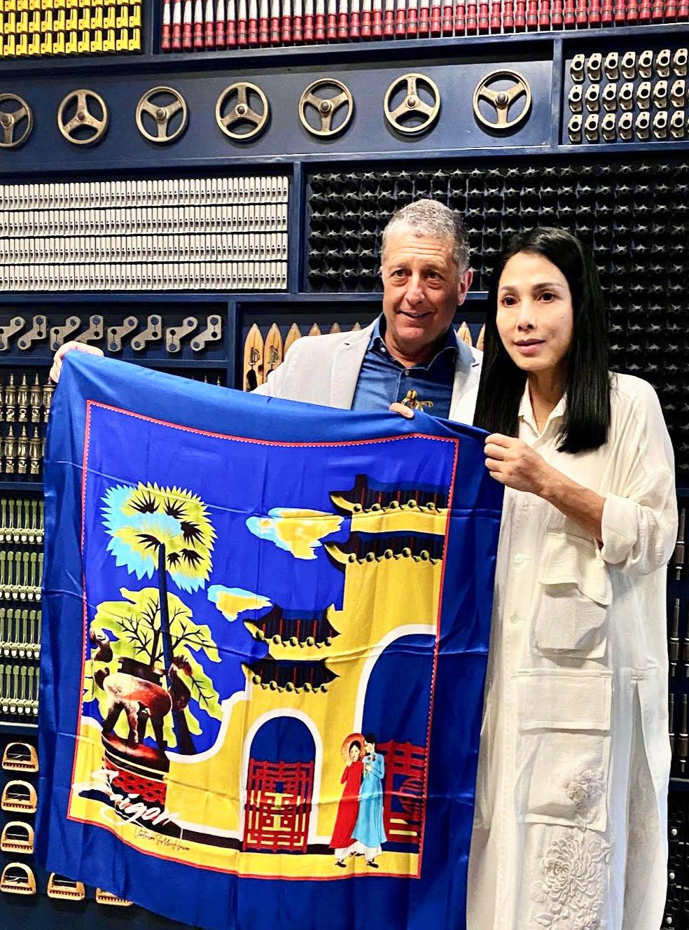 NTK Minh Hạnh giới thiệu khăn lụa Bảo Lộc tại Como